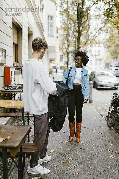 Gemischtrassiges Paar trifft sich beim ersten Date in der Stadt