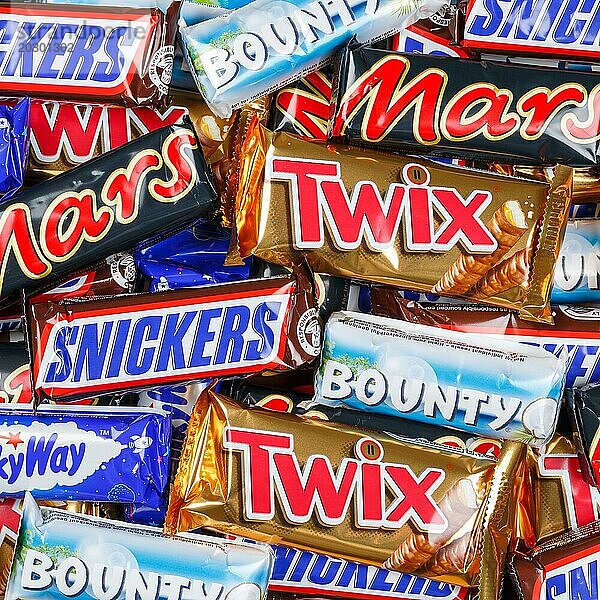 Produkte der Firma Mars Incorporated wie Schokoriegel von Snickers  Twix  Milky Way und Bounty Riegel als Hintergrund quadratisch