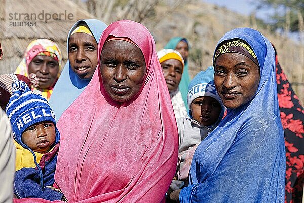 Frauen mit ihren Kindern in Maraban Dare  07.02.2024