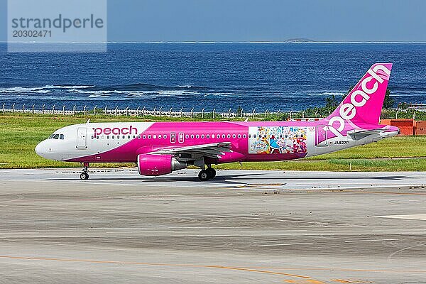 Ein Airbus A320 Flugzeug der Peach mit dem Kennzeichen JA827P in der Soaring Sky Pretty Cure Sonderbemalung auf dem Flughafen Okinawa (OKA) in Naha  Japan  Asien
