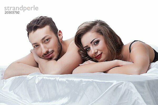 Porträt von attraktiven jungen Sexualpartnern im Bett liegend