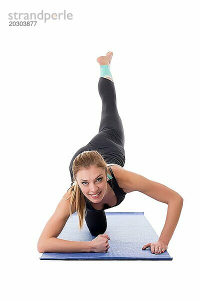 Lächelndes junges Mädchen beim Fitnesstraining  vor weißem Hintergrund