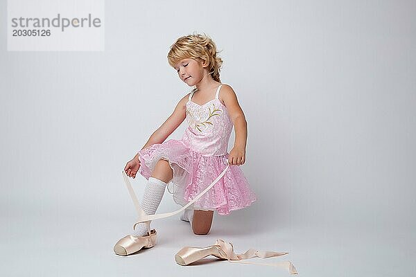 Bild der erstaunlichen kleinen Ballerina Bindung pointes im Studio