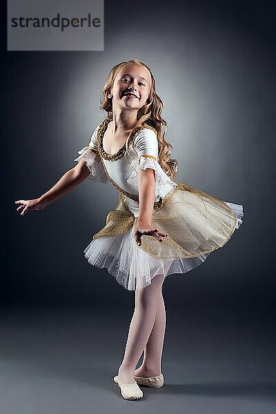 Bild von lächelnden kleinen Ballerina posiert Blick in die Kamera