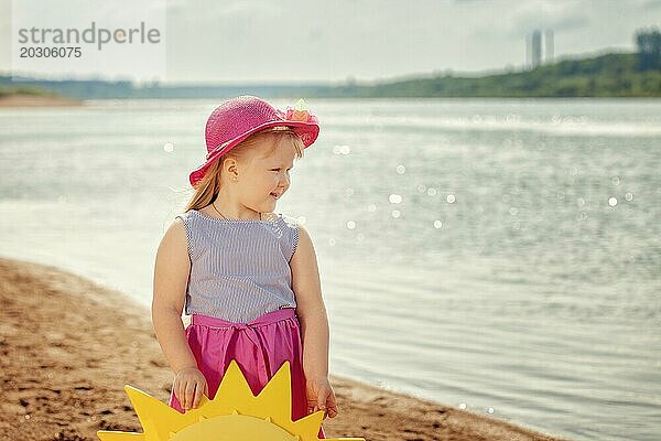 Fröhliches kleines Mädchen posiert am Flussufer  Nahaufnahme