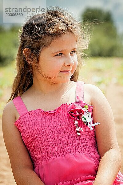 Bild eines hübschen braunäugigen Mädchens  das sich im Park ausruht  Nahaufnahme