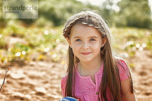 Porträt eines attraktiven kleinen Mädchens im Park  Nahaufnahme