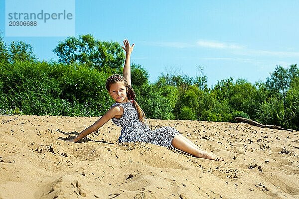 Bild von niedlichen kleinen Mädchen am Strand ausruhen
