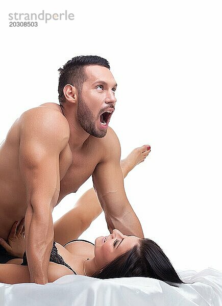 Studioaufnahme eines nackten Mannes mit Orgasmus beim Sex