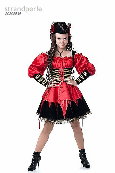Schönes Mädchen posiert im Piratenkostüm an Halloween