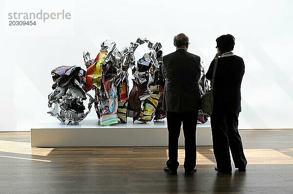 Museum Frieder Burda  Architekt Richard Meier  Baden-Baden  Schwarzwald  Zwei Personen betrachten eine komplexe metallische Skulptur in einer Kunstgalerie  Baden Baden  Baden-Württemberg  Deutschland  Europa