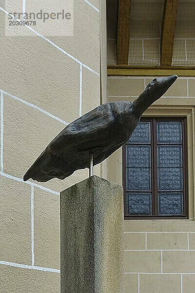 Wasservogel Nachbildung aus Bronze  das Vogelherdpferd gehört zu den ältesten Kunstwerken der Menschheit  UNESCO Weltkulturerbe  Eiszeitkunst  Plastik  Skulptur  Informationstafel  Schrift  Buchstaben  Innenhof  Schloss Hohentübingen  Museum der Universität Tübingen MUT  Hochschuleinrichtung  historisches Gebäude  Lernort  Renaissance-Anlage erbaut im 16. Jahrhundert  im Schlosshof  Eberhard Karls Universität Tübingen  Tübingen  Baden-Württemberg  Deutschland  Europa