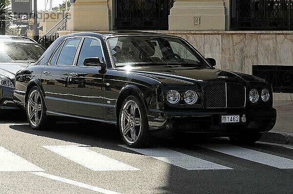 Ein Bentley beim Casino Monte Carlo  Eine schwarze Limousine steht im Stadtverkehr unter einem klaren Himmel  Monte Carlo  Fürstentum Monaco  Monaco  Europa