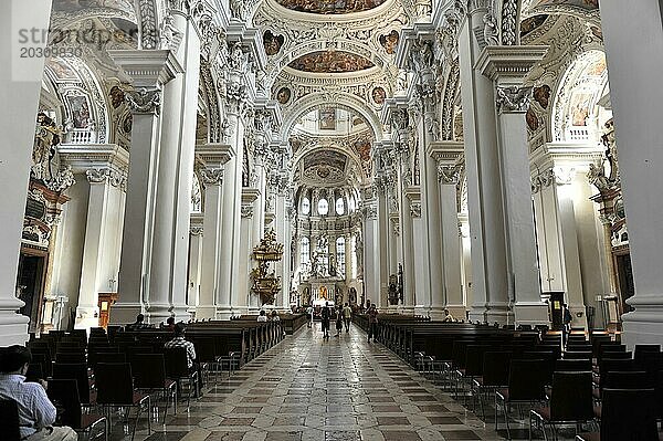 St Stephan Dom  Passau  Breites Kirchenschiff mit Sitzbänken und Deckenfresken  einige Besucher sind zu sehen  Passau  Bayern  Deutschland  Europa