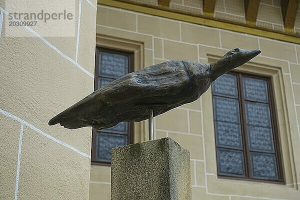 Wasservogel Nachbildung aus Bronze  das Vogelherdpferd gehört zu den ältesten Kunstwerken der Menschheit  UNESCO Weltkulturerbe  Eiszeitkunst  Plastik  Skulptur  Informationstafel  Schrift  Buchstaben  Innenhof  Schloss Hohentübingen  Museum der Universität Tübingen MUT  Hochschuleinrichtung  historisches Gebäude  Lernort  Renaissance-Anlage erbaut im 16. Jahrhundert  im Schlosshof  Eberhard Karls Universität Tübingen  Tübingen  Baden-Württemberg  Deutschland  Europa