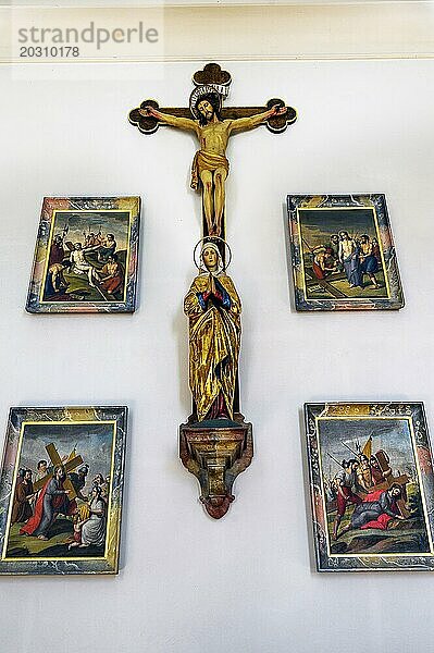 Kruzifix mit Marienfigur und Kreuzwegbildern  Kirche St. Alexander und Georg  Memhölz  Allgäu  Schwaben  Bayern  Deutschland  Europa