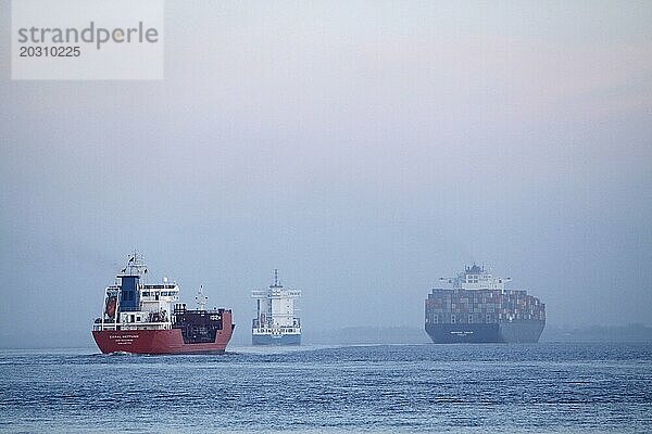 Containerschiff vor Cuxhaven im Nebel