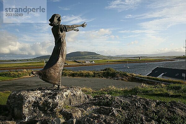 Eine Aufnahme von Niall Brutons Statue Waiting on the Shore (Warten am Ufer)  die eine Frau mit ausgestreckten Armen darstellt  in Anerkennung derjenigen  die die Meere vor der Westküste befuhren  und der Frauen  die zu Hause auf ihre sichere Rückkehr warteten. Sligo  Irland  Europa