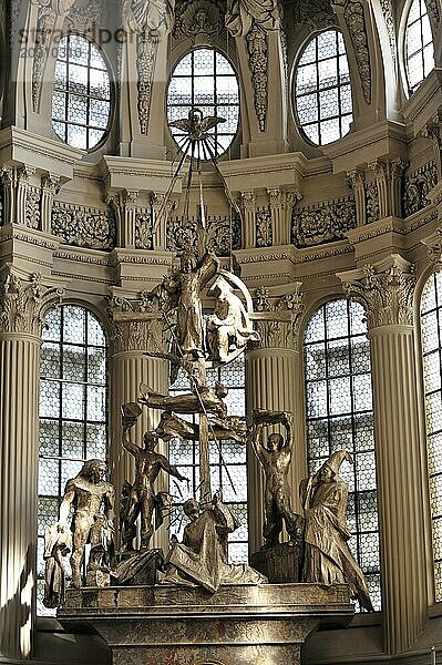 St Stephan Dom  Passau  Skulpturengruppe auf einem Kirchenaltar mit einfallendem Licht durch Fenster  Dom St. Stephan  Passau  Bayern  Deutschland  Europa