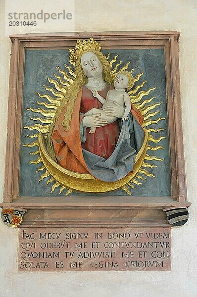 Der Hohe Dom zu Mainz  Religiöse Skulptur der Madonna mit Kind in leuchtenden Farben  Mainz  Rheinland Pfalz  Deutschland  Europa