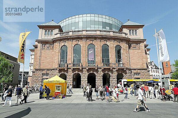 Staatstheater am Gutenbergplatz  Straßenfest  Menschen vor einem historischen Gebäude mit moderner Glaskuppel an einem sonnigen Tag  Mainz  Rheinland Pfalz  Deutschland  Europa