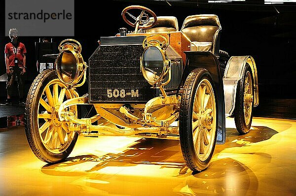 Vintage-Fahrzeug präsentiert auf einer Ausstellung mit warmem Licht  Mercedes-Benz Museum  Stuttgart  Baden-Württemberg  Deutschland  Europa