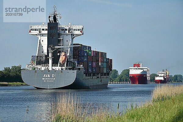 Containerschiff  Autotransporter KESS  Frachtschiff  Transporter fährt im Nord-Ostsee-Kanal  Kiel Kanal  Schleswig-Holstein  Deutschland  Europa