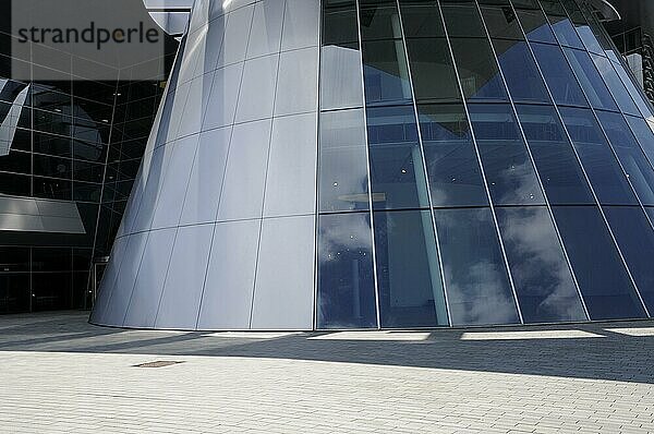 Museum  Mercedes-Benz Museum  Stuttgart  Moderne Architektur mit Glasfassade  die den blaün Himmel und Wolken spiegelt  Mercedes-Benz Museum  Stuttgart  Baden-Württemberg  Deutschland  Europa