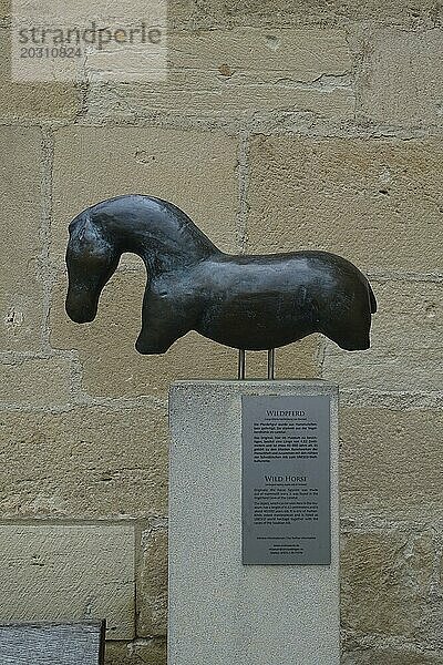 Wildpferd Nachbildung aus Bronze  das Vogelherdpferd gehört zu den ältesten Kunstwerken der Menschheit  UNESCO Weltkulturerbe  Eiszeitkunst  Plastik  Skulptur  Informationstafel  Schrift  Buchstaben  Innenhof  Schloss Hohentübingen  Museum der Universität Tübingen MUT  Hochschuleinrichtung  historisches Gebäude  Lernort  Renaissance-Anlage erbaut im 16. Jahrhundert  im Schlosshof  Eberhard Karls Universität Tübingen  Tübingen  Baden-Württemberg  Deutschland  Europa