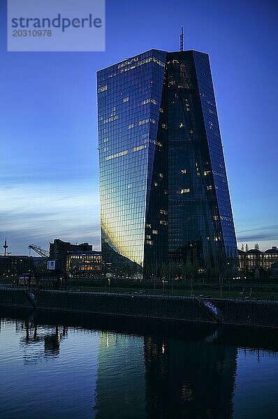 Europäische Zentralbank  EZB  Osthafen  Ostend  Dämmerung  Sonnenuntergang  blaue Stunde  Frankfurt am Main  Hessen  Deutschland  Europa