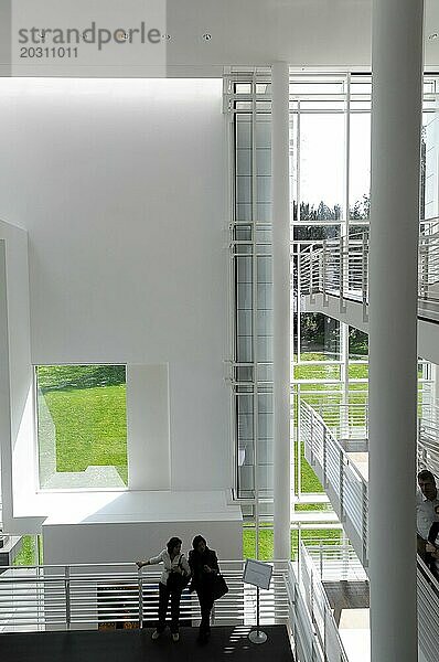 Museum Frieder Burda  Architekt Richard Meier  Baden-Baden  Schwarzwald  Lichtdurchfluteter Innenraum mit moderner Architektur  zwei Personen sitzend und eine stehend  Baden Baden  Baden-Württemberg  Deutschland  Europa