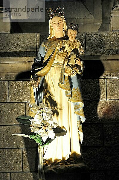Kathedrale  Monte Carlo  Fürstentum Monaco  Eine Statue der Jungfrau Maria mit Kind beleuchtet von warmem Licht  Cote d'Azur