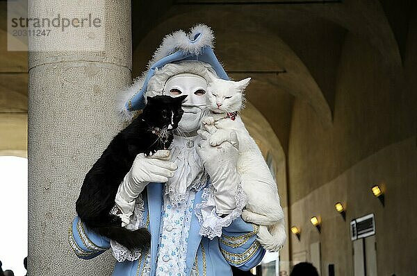 Person in traditionellem Karnevalskostüm mit zwei Katzen  Nizza  Cote d'Azur  Frankreich  Europa