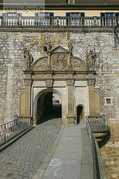 Portal  Tor  Rundbogen  Brücke  Kopfsteinpflaster  Steinfiguren  Wappen  Relief  Verzierung  Schloss Hohentübingen  Museum der Universität Tübingen MUT  Hochschuleinrichtung  historisches Gebäude  Lernort  Renaissance-Anlage erbaut im 16. Jahrhundert  Eberhard Karls Universität Tübingen  Tübingen  Baden-Württemberg  Deutschland  Europa