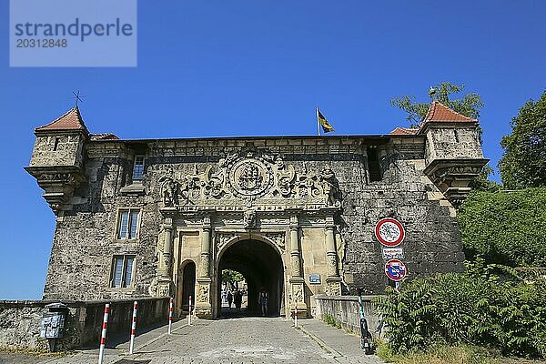 Torportal  unteres Schlosstor  Steinfiguren  Verzierung  Relief  Säulen  Schloss Hohentübingen  Museum der Universität Tübingen MUT  Hochschuleinrichtung  historisches Gebäude  Lernort  Renaissance-Anlage erbaut im 16. Jahrhundert  Eberhard Karls Universität Tübingen  Verkehrsschilder besprüht  Mülleimer  Tübingen  Baden-Württemberg  Deutschland  Europa