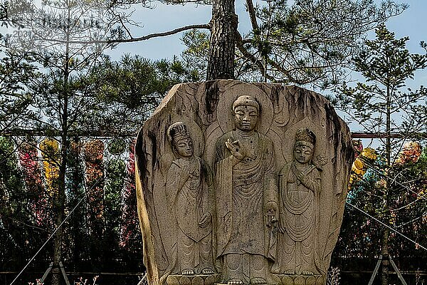 Drei stehende  in Fels gehauene Buddhas im Manbulsa Tempel in Yeongcheon  Südkorea  Asien