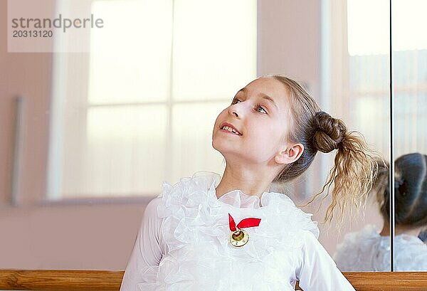 Porträt einer lächelnden jungen Ballerina  die vor der Kamera posiert