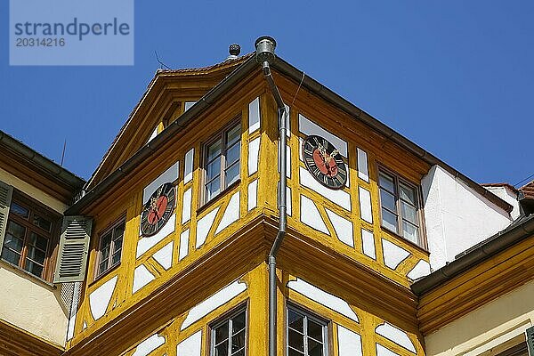 Fachwerkgebäude  Uhr  Fenster  Zifferblatt  Zeiger  Uhrzeit  Schloss Hohentübingen  Museum der Universität Tübingen MUT  Hochschuleinrichtung  historisches Gebäude  Lernort  Renaissance-Anlage erbaut im 16. Jahrhundert  im Schlosshof  Eberhard Karls Universität Tübingen  Tübingen  Baden-Württemberg  Deutschland  Europa