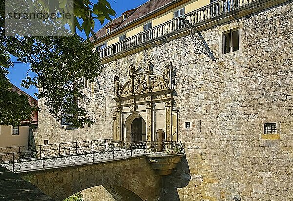 Portal  Tor  Rundbogen  Brücke  Steinfiguren  Wappen  Relief  Verzierung  Schloss Hohentübingen  Museum der Universität Tübingen MUT  Hochschuleinrichtung  historisches Gebäude  Lernort  Renaissance-Anlage erbaut im 16. Jahrhundert  Eberhard Karls Universität Tübingen  Tübingen  Baden-Württemberg  Deutschland  Europa