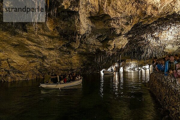 Menschen im Boot auf dem See in den erstaunlichen Drach Höhlen auf Mallorca  Spanien  Europa