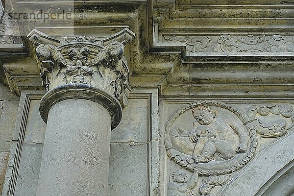 Detail über Portal  Putte  Putto  Säule  Relief  Stein  Schloss Hohentübingen  Museum der Universität Tübingen MUT  Hochschuleinrichtung  historisches Gebäude  Lernort  Renaissance-Anlage erbaut im 16. Jahrhundert  im Schlosshof  Eberhard Karls Universität Tübingen  Tübingen  Baden-Württemberg  Deutschland  Europa