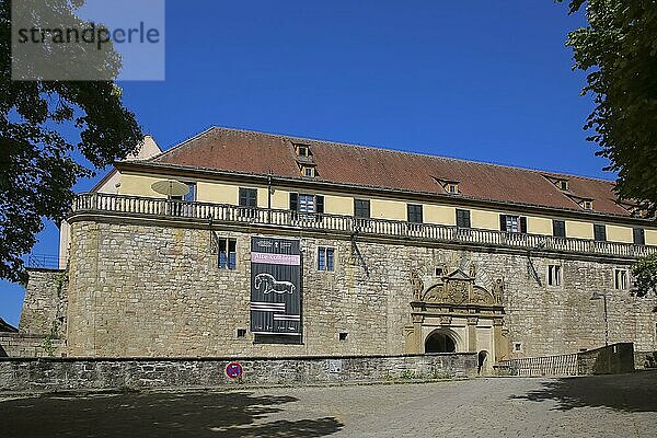 Portal  Tor  Rundbogen  Brücke  Steinfiguren  Wappen  Relief  Verzierung  Schloss Hohentübingen  Museum der Universität Tübingen MUT  Hochschuleinrichtung  historisches Gebäude  Lernort  Renaissance-Anlage erbaut im 16. Jahrhundert  Eberhard Karls Universität Tübingen  Plakat Alte Kulturen  Schrift  Halteverbot  Verkehrsschild  Tübingen  Baden-Württemberg  Deutschland  Europa