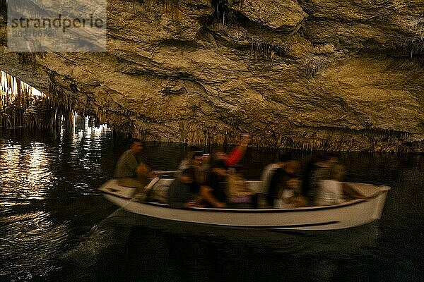 Menschen im Boot auf dem See in den erstaunlichen Drach Höhlen auf Mallorca  Spanien  Europa