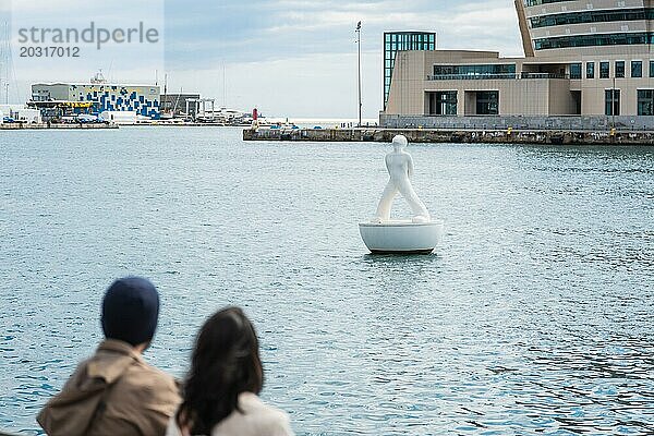 Zwei Personen sitzen am alten Hafen in Barcelona  Spanien  Europa