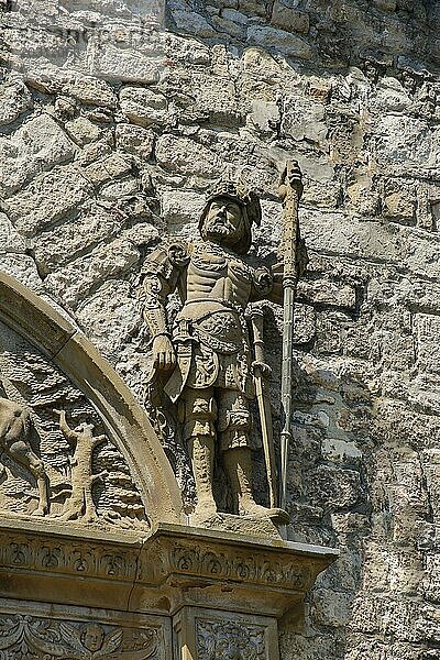 Steinfiguren  Statue  männlicher Krieger über Portal  Detail  Rüstung  Waffen  Verzierung  Schloss Hohentübingen  Museum der Universität Tübingen MUT  Hochschuleinrichtung  historisches Gebäude  Lernort  Renaissance-Anlage erbaut im 16. Jahrhundert  Eberhard Karls Universität Tübingen  Tübingen  Baden-Württemberg  Deutschland  Europa