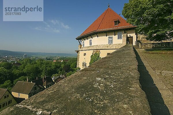 Schloss Hohentübingen  Mauer  Ausblick auf Tübingen  Museum der Universität Tübingen MUT  Hochschuleinrichtung  historisches Gebäude  Lernort  Renaissance-Anlage erbaut im 16. Jahrhundert  Eberhard Karls Universität Tübingen  Tübingen  Baden-Württemberg  Deutschland  Europa