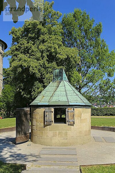 Bohnenberger-Observatorium  die um 1814 errichtete Sternwarte liegt am kartographischen Mittelpunkt des späteren Königreichs Württemberg und beherbergt den Reichenbach'schen Wiederholungskreis  Schloss Hohentübingen  Museum der Universität Tübingen MUT  Hochschuleinrichtung  historisches Gebäude  Lernort  Renaissance-Anlage erbaut im 16. Jahrhundert  Eberhard Karls Universität Tübingen  Tübingen  Baden-Württemberg  Deutschland  Europa