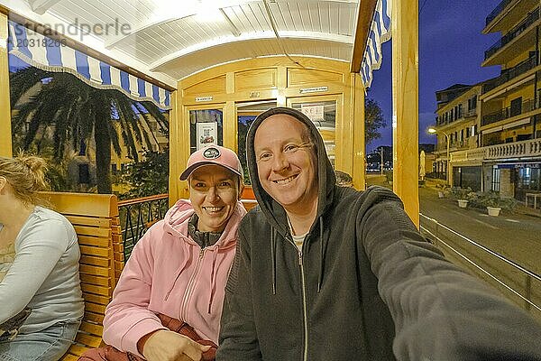 Menschen sitzen in der traditionellen Straßenbahn in Soller  Mallorca  Spanien  Europa