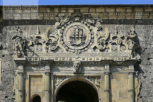 Torportal  unteres Schlosstor  Steinfiguren  Verzierung  Relief  Säulen  Wappen  Schloss Hohentübingen  Museum der Universität Tübingen MUT  Hochschuleinrichtung  historisches Gebäude  Lernort  Renaissance-Anlage erbaut im 16. Jahrhundert  Eberhard Karls Universität Tübingen  Tübingen  Baden-Württemberg  Deutschland  Europa