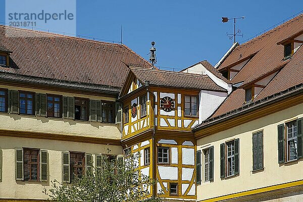 Fachwerkgebäude  Uhr  Fenster  Zifferblatt  Zeiger  Uhrzeit  Glocke  Schloss Hohentübingen  Museum der Universität Tübingen MUT  Hochschuleinrichtung  historisches Gebäude  Lernort  Renaissance-Anlage erbaut im 16. Jahrhundert  im Schlosshof  Eberhard Karls Universität Tübingen  Tübingen  Baden-Württemberg  Deutschland  Europa